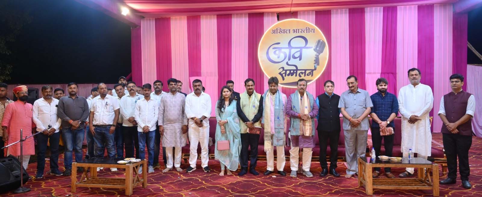 Humorous poets added colour to the All India Kavi Sammelan organised Shri Ganj Para Durga Utsav Samiti