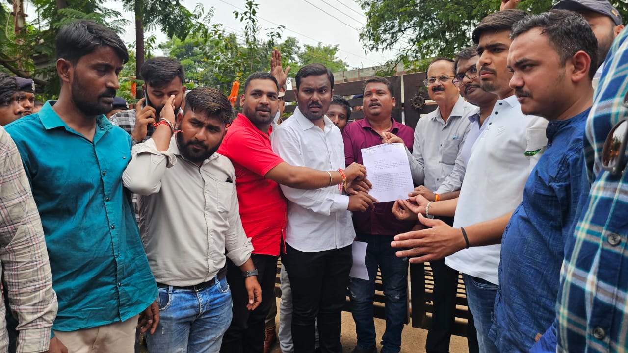 Youth Congress gheraoed and locked the main gate of the Regional Transport Office against the brokerage and corruption in the license making