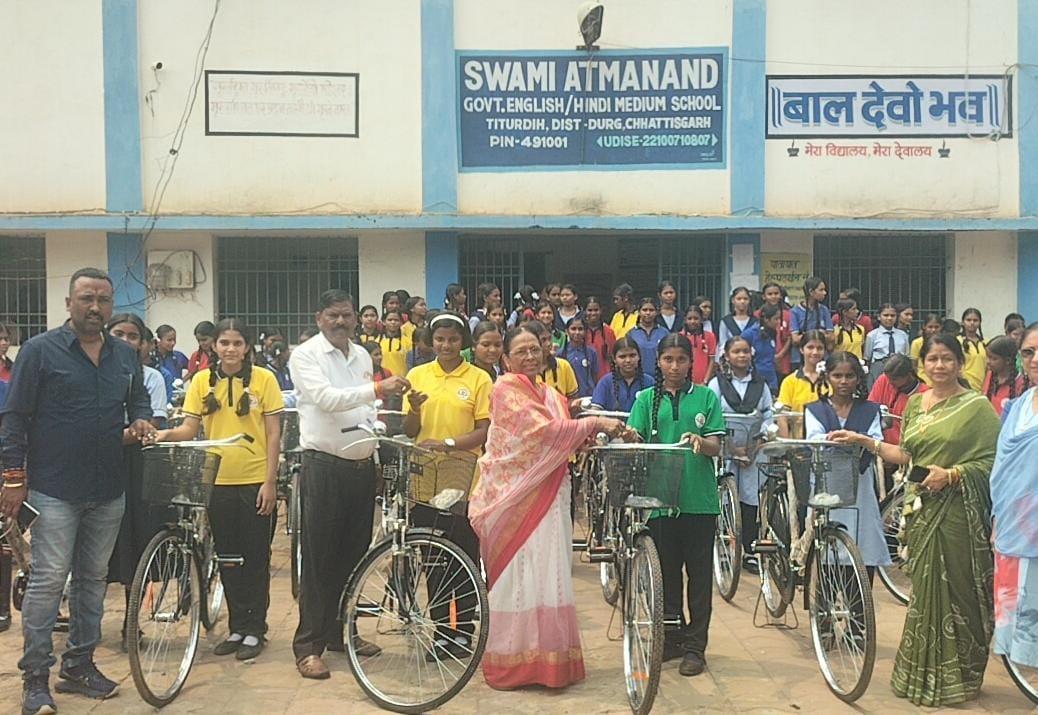 Mayor Alka Baghmar distributed bicycles to 87 girl students, said- student life is the golden time of one's life