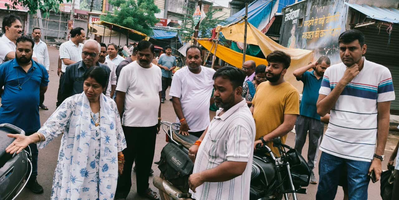 After the complaint of the Indira Market traders, the corporation administration has come into action mode. Instructions for 6x6 marking for the vendors, strict monitoring of parking and traffic and much more.