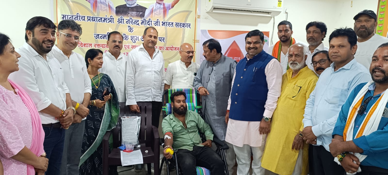 On the occasion of the birthday of the country's Prime Minister Narendra Modi, BJP members organized a cleanliness campaign and a massive blood donation camp.