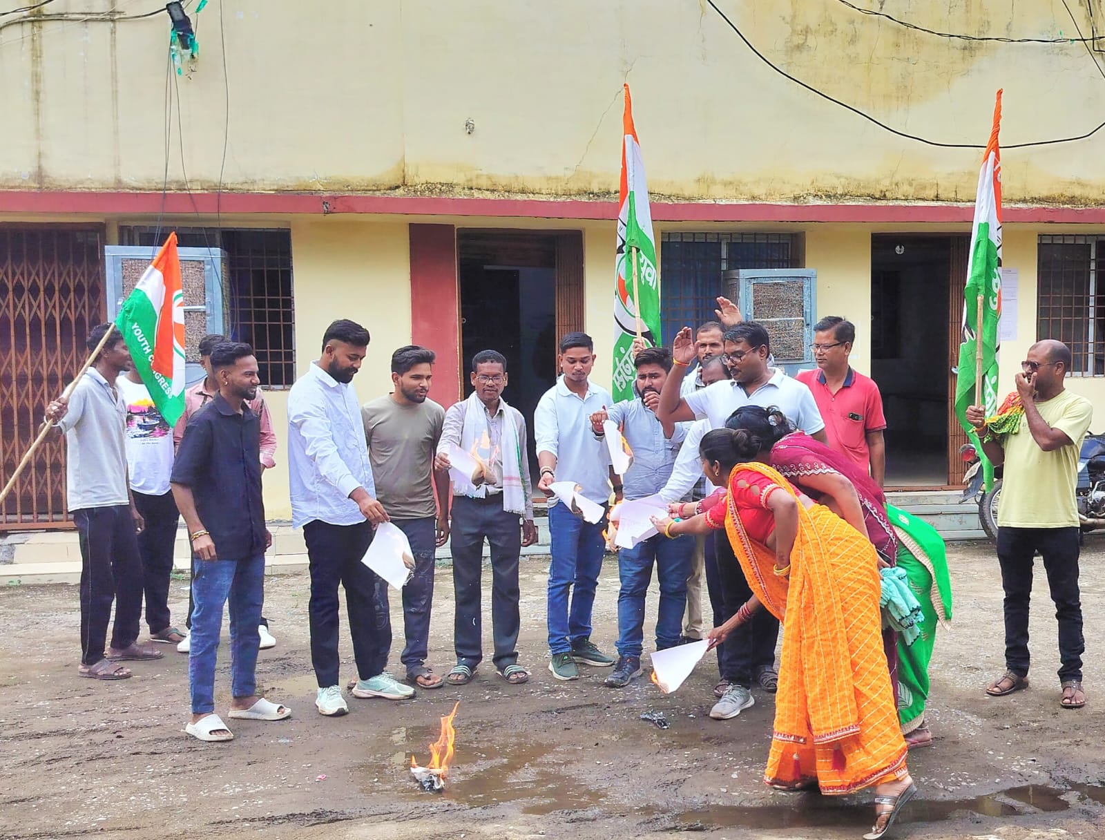 Block Youth Congress surrounded the Risali electricity office and burnt the electricity bill at the main gate