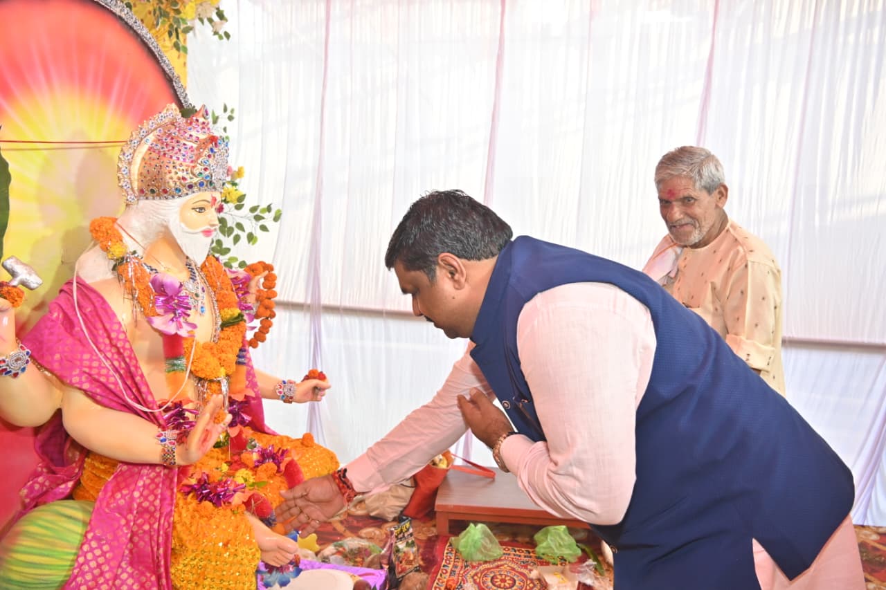 Education Minister Gajendra Yadav participated in Vishwakarma Jayanti celebrations and extended best wishes to the workers.