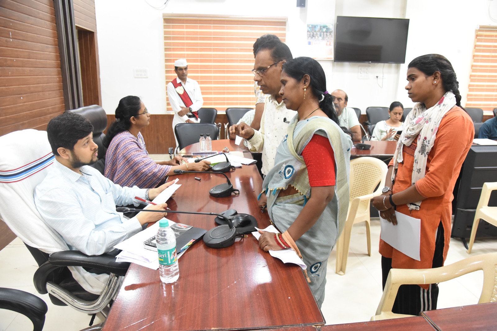 Even after demarcation in village Anda, the occupant is not vacating the land, the old man appealed in Jan Darshan