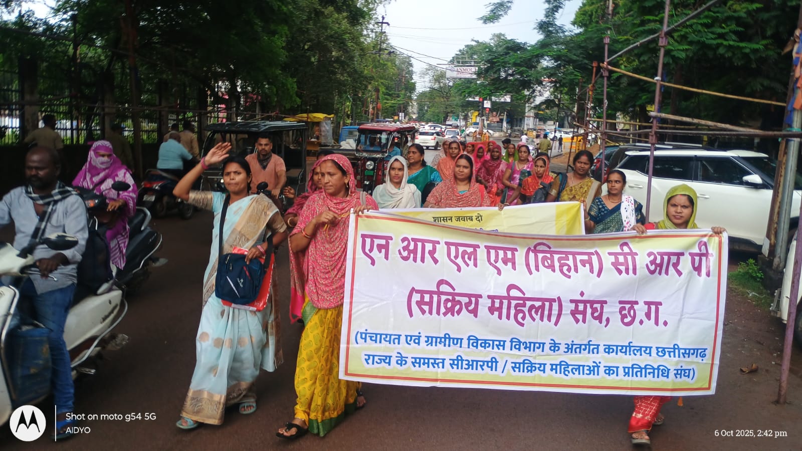 Active women's union came out on the road in the pouring rain to submit a memorandum to the collector regarding their eight demands. Know the whole matter