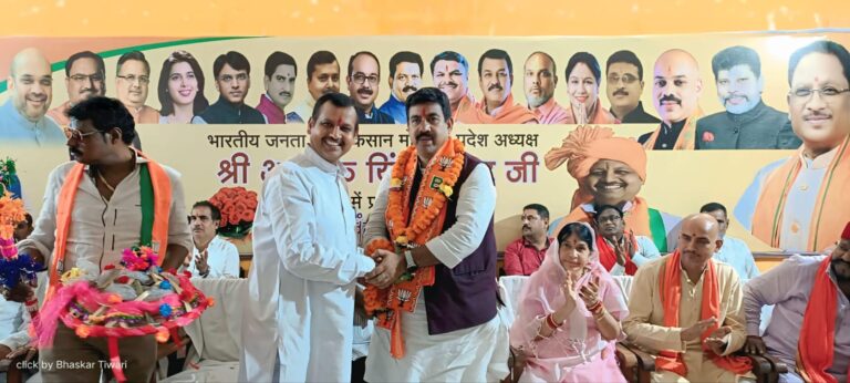 Kisan Morcha officials welcomed Kisan Morcha State President Alok Singh Thakur on his arrival in Durg