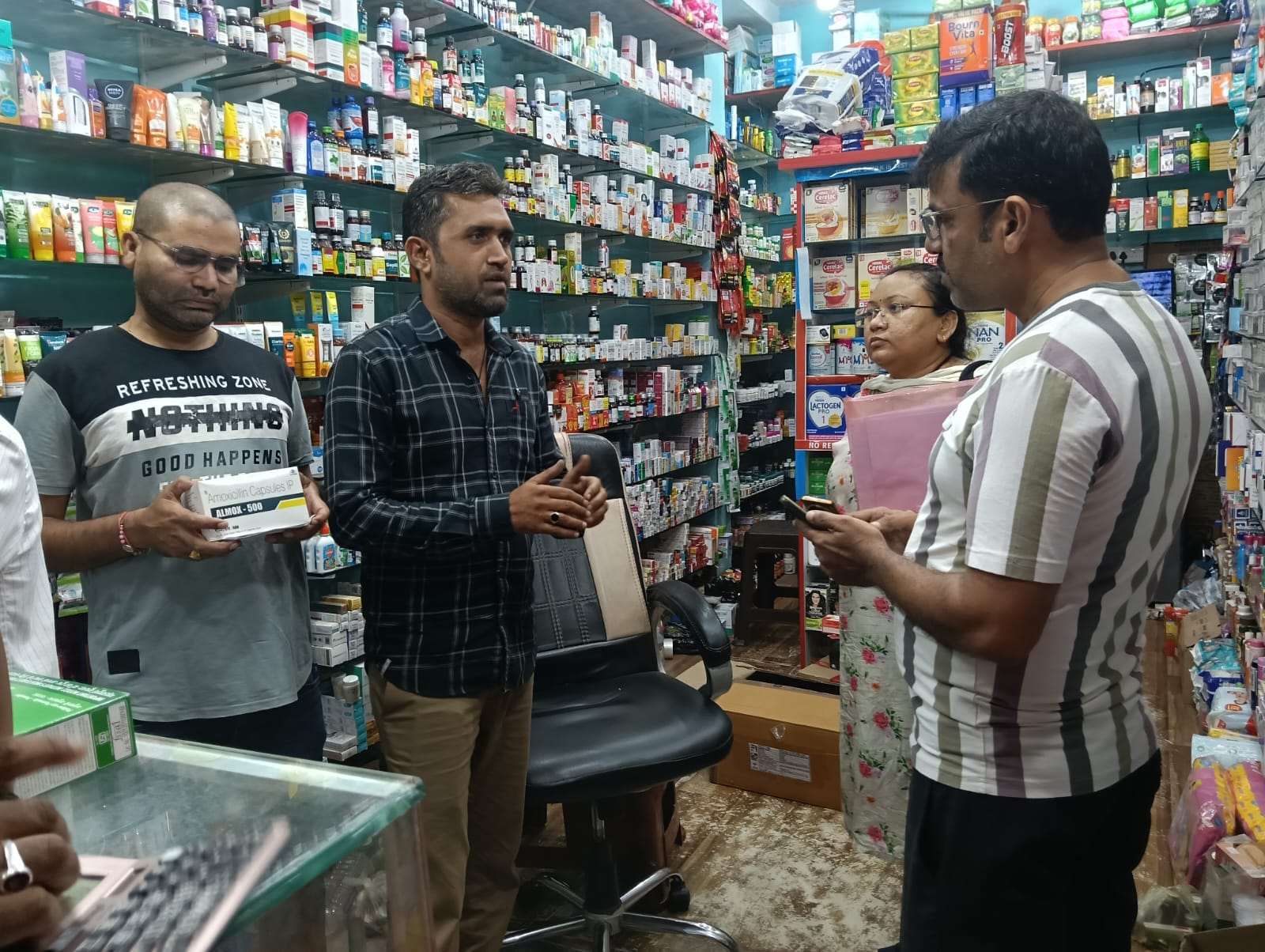 Drug department raids medical shops, cancels medical license