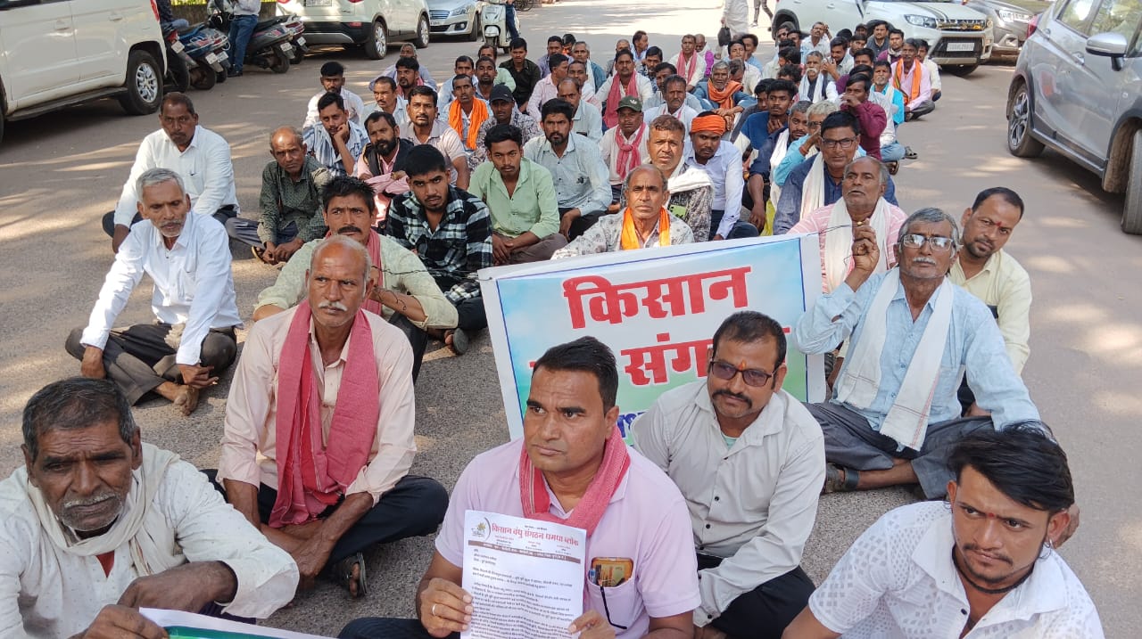 Kisan Bandhu organization demonstrated in the Collectorate; farmers submitted a memorandum to the collector regarding their three demands