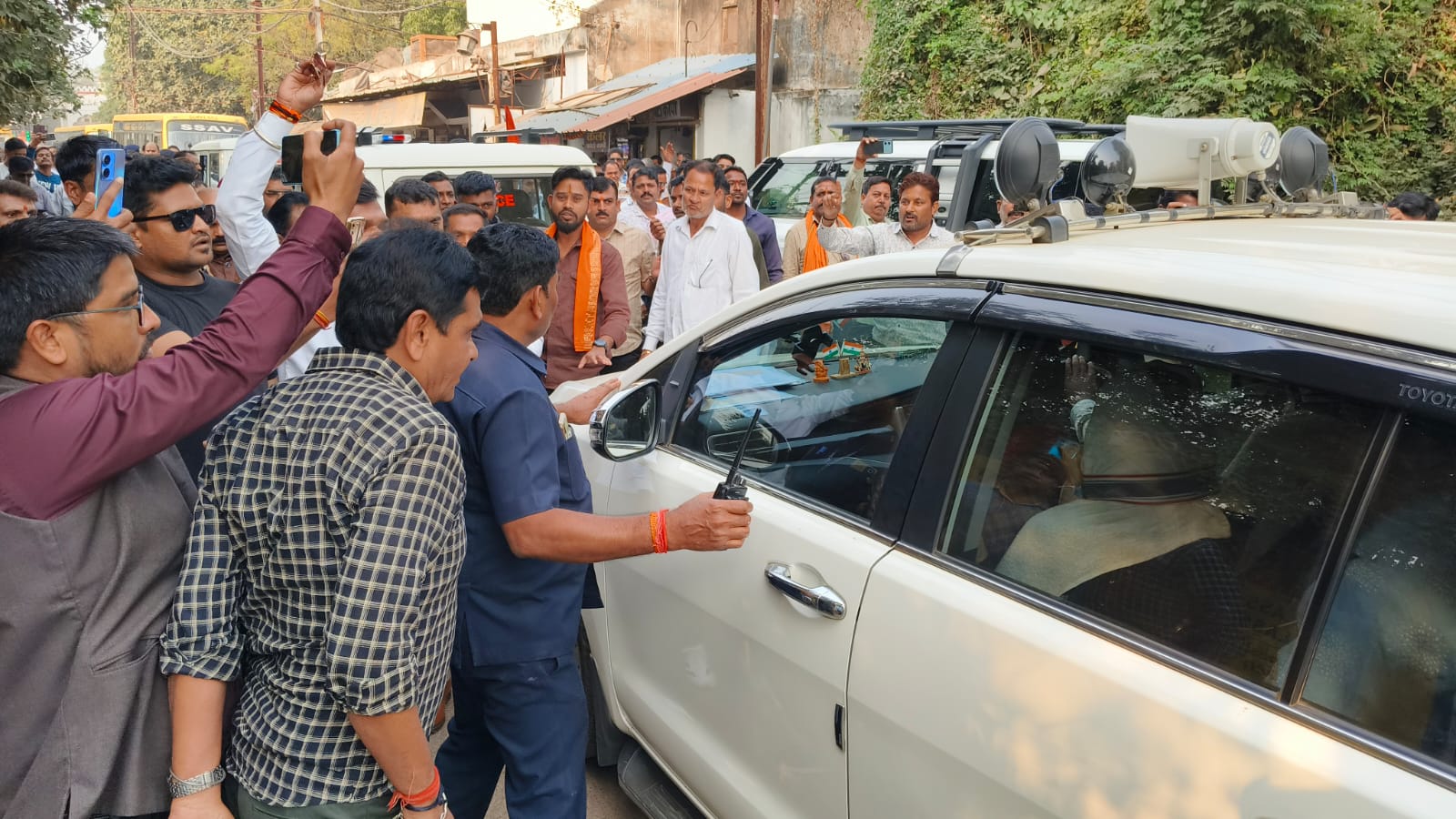 Durg Breaking: Protest in Durg stopping the car of BJP State President, hundreds of people were present, what is the matter after all?