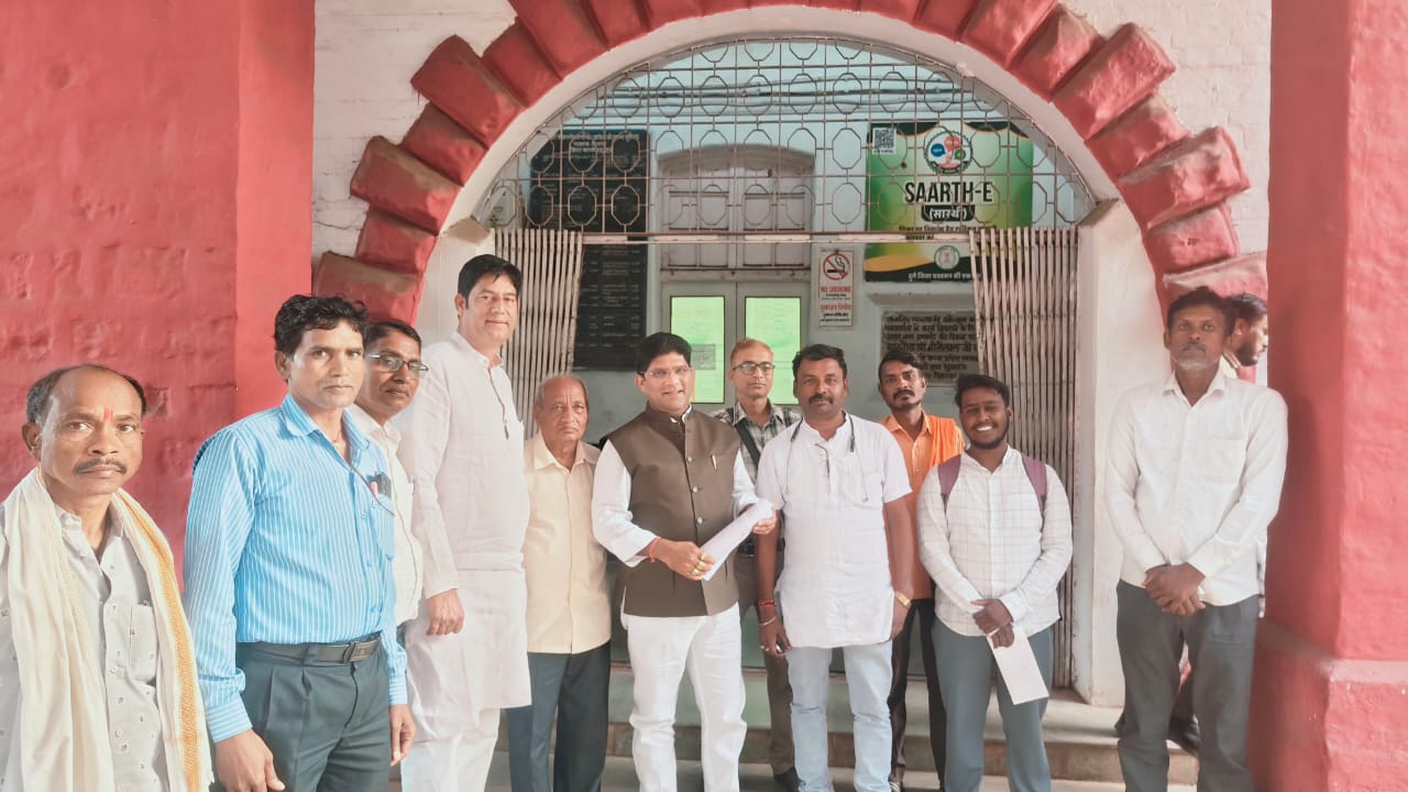 Farmers submitted a memorandum to the Collector protesting arbitrary land acquisition, demanding an FIR for illegal survey