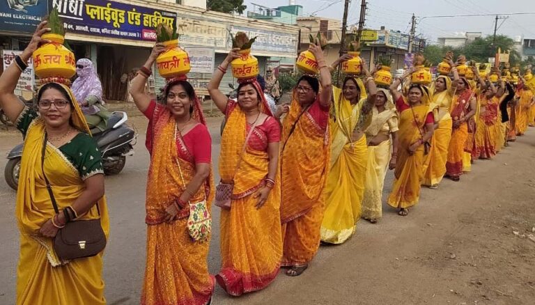 Devotees are taking spiritual benefit from Gayatri Maha Yagya and Pragya Purana Katha organized in Borsi