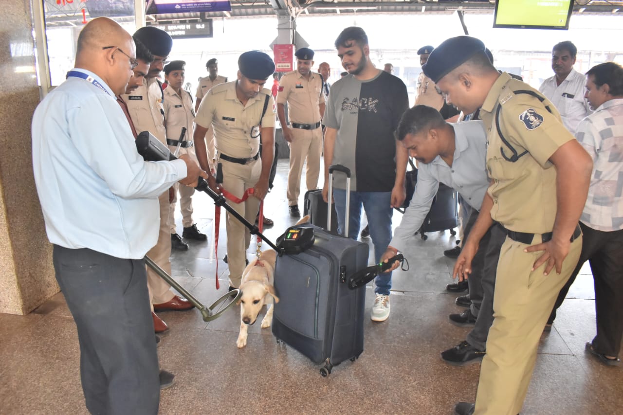 Delhi blast: District railway station and bus stand on high alert, dog squads checking