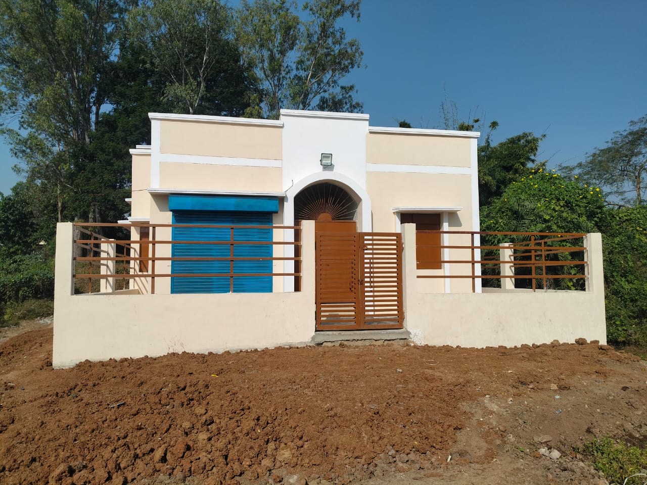 Farmers are facing problems due to the construction of Mahatari Sadan. Villagers met the Collector to clear the way