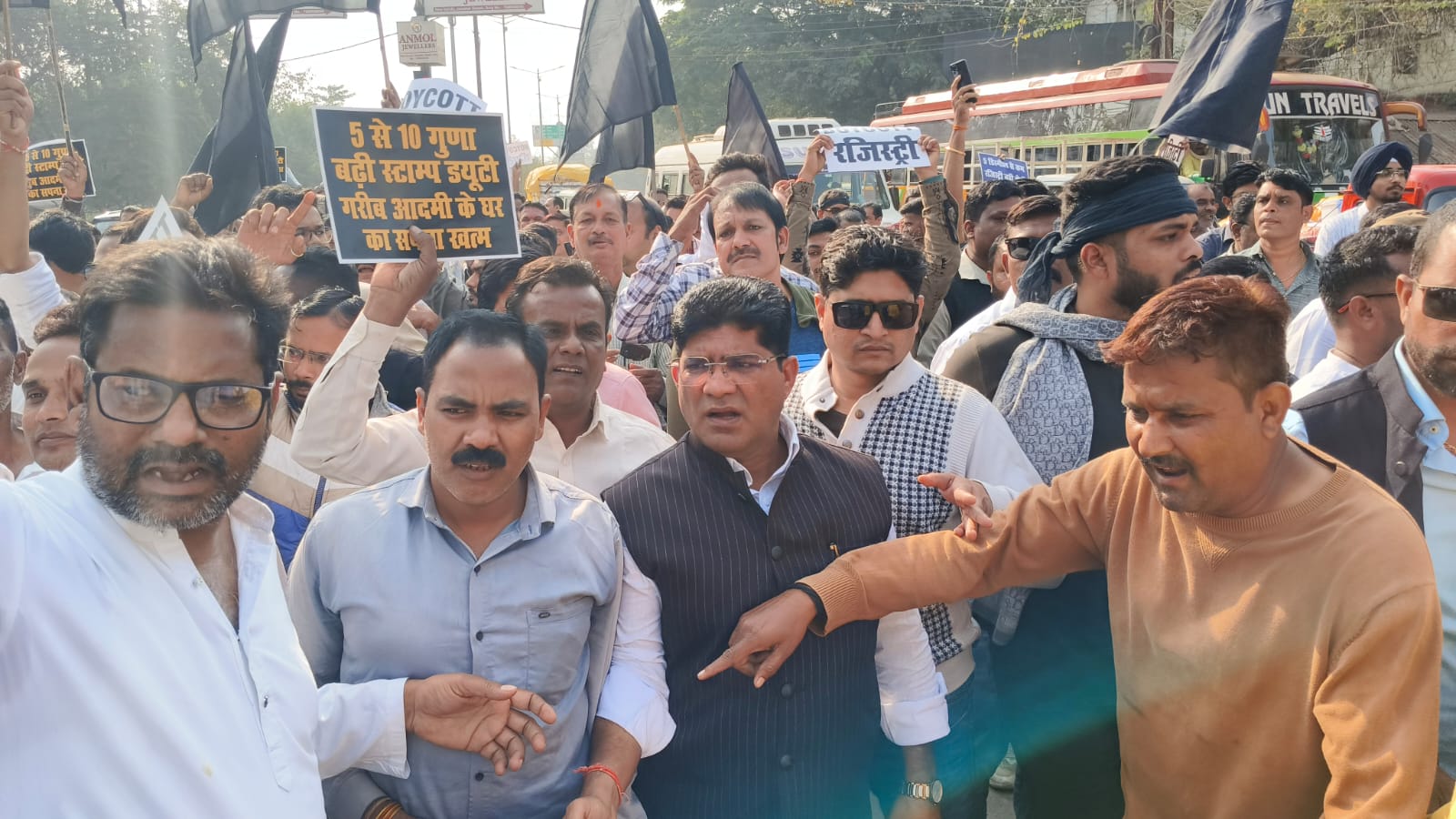 District Rural Congress President Rakesh Thakur extended support to the protesters against the steep increase in guideline rates for land registration