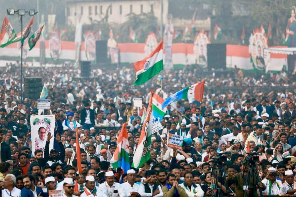 Lakhs of Congressmen attended the 'Vote Chor Gaddi Chhod' programme at Ramlila Maidan and submitted crores of signatures - Ayub Khan