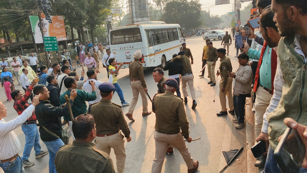 Police lathi-charged land traders who were going to block roads in protest against the new guidelines for land purchase