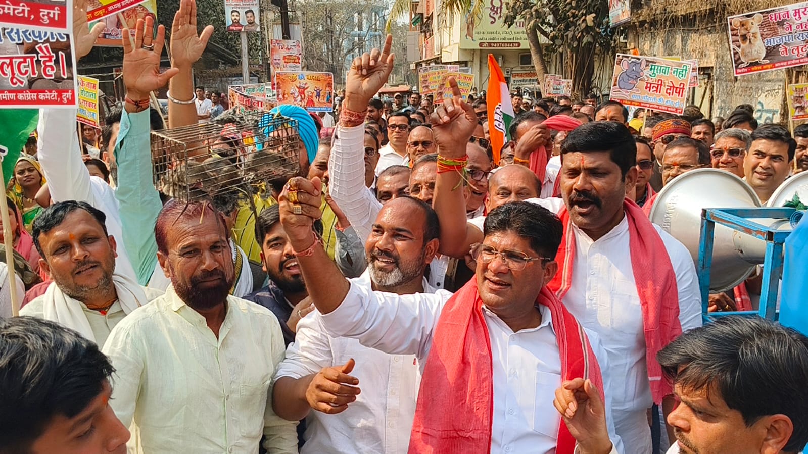 Congress's unique "Muswa (rat) procession" in Durg became the center of discussion. Rats dancing and singing, ministers taking out a procession, and rats in cages were handed over to officials