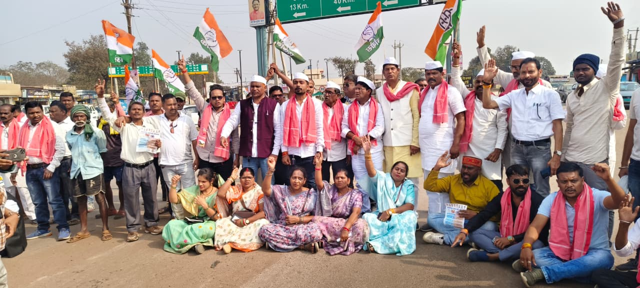 Congress blockades 7 places in the district in support of farmers and MNREGA workers