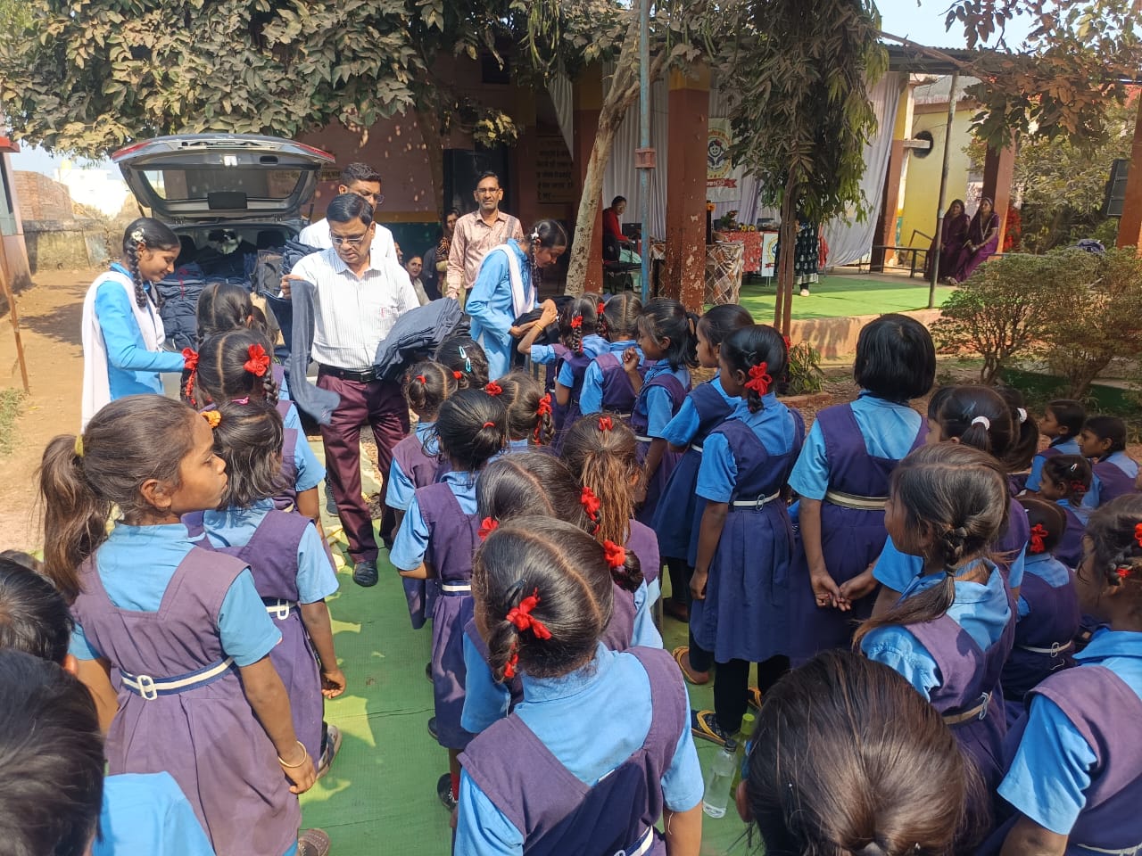 Farmania Charitable Trust Pendra distributed 800 sweaters to the children in Purda School