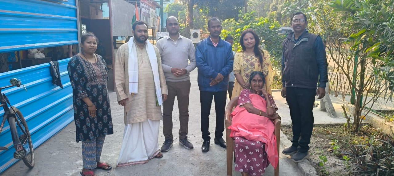 An inspiring example of social service: Donation of 10 tables for dignified meals for the elderly at Aastha Vriddha Ashram