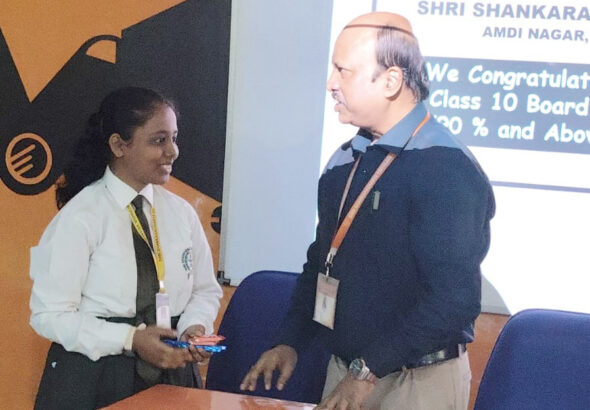 दुर्ग में CBSE 10वीं का शानदार परिणाम, शंकराचार्य विद्यालय हुडको की अनुष्का गुप्ता ने 97% के साथ किया टॉप