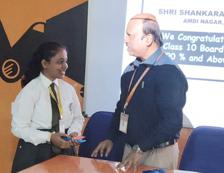 दुर्ग में CBSE 10वीं का शानदार परिणाम, शंकराचार्य विद्यालय हुडको की अनुष्का गुप्ता ने 97% के साथ किया टॉप