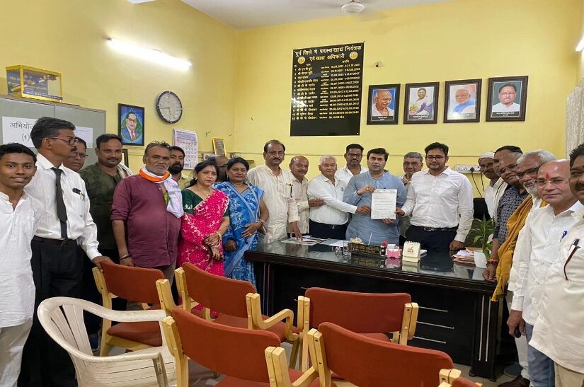 Ration Row in Durg: Poor Suffer in Scorching Heat for Sugar and Rice; Congress Gheraos Food Department Office