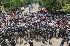 कांग्रेस का मटका फोड़... बैरिकेड तोड़ प्रदर्शन