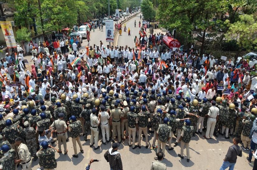 कांग्रेस का मटका फोड़... बैरिकेड तोड़ प्रदर्शन