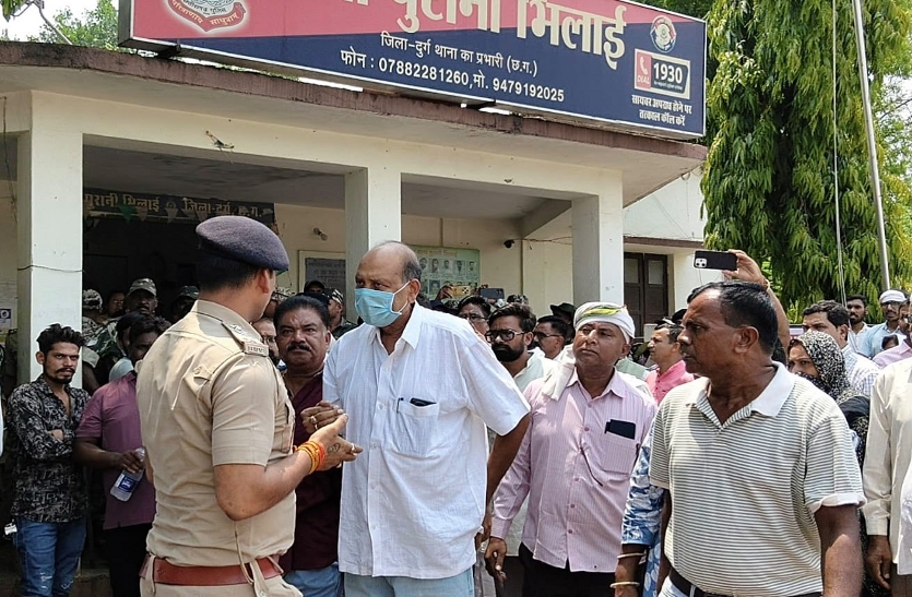 Congress Stages Aggressive Protest