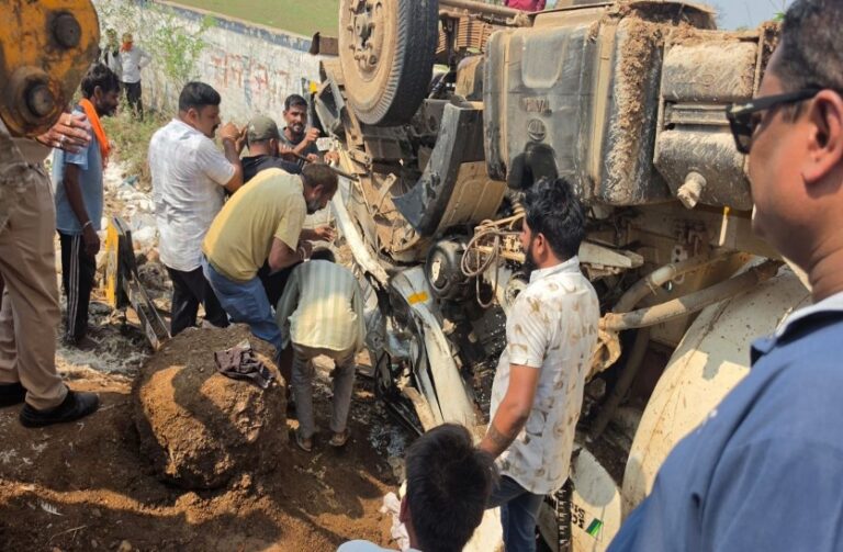 Mixer Machine Overturns
